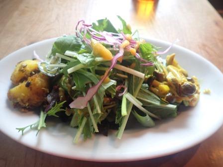 昼食　北杜市　ナイスタイムカフェ　上さんの頼んだリーフサラダ