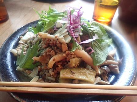 上さんの頼んだ茄子とキノコのタイ風そぼろかけご飯