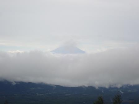 清里テラスより　富士山は雲の中