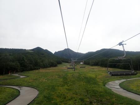 下がハンドル付きのソリのコースになっているもう一本のリフトより