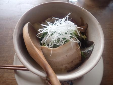 昼食　エンガワカフェ、私の頼んだ鶏白湯ラーメン塩、上さんは醤油