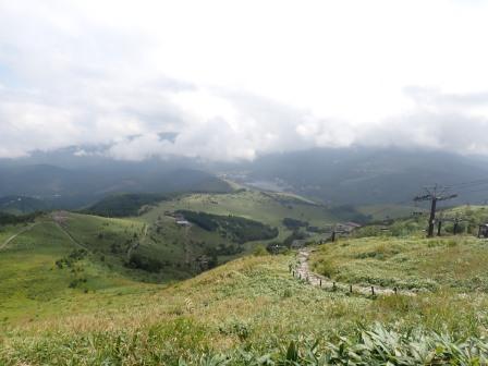 9:53　山頂に至るスカイパノラマリフトの横を下って行く、眼下に白樺湖
