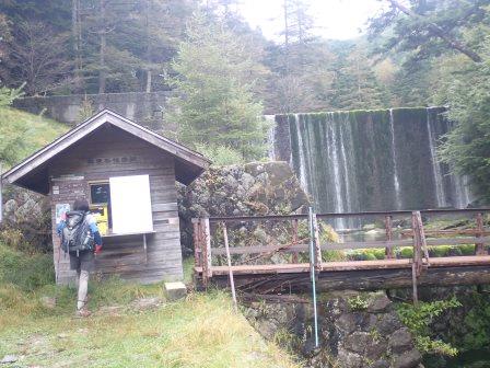 8:58　登山口に登山届ポストと無人の小屋