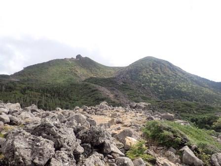 13:34　双耳峰の天狗岳、西峰と東峰