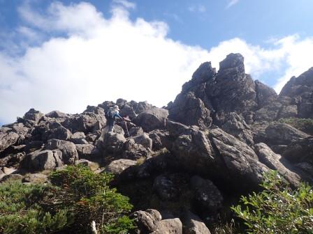 14:08　岩々を行く