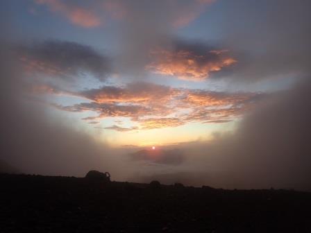 5:35　雲が晴れ、太陽が顔を出した、10分程ご来光を眺める