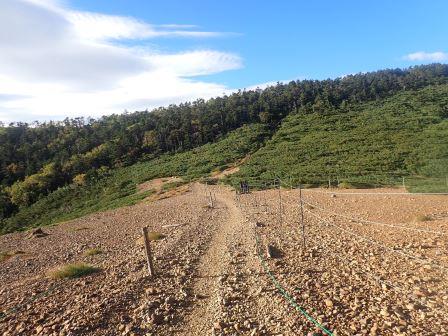 6:58　来た道の逆方向の箕冠山へ