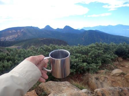9:16　天狗岳西峰山頂より　八ヶ岳の山群を見ながら、菓子パンを炙って、コーヒーで一服