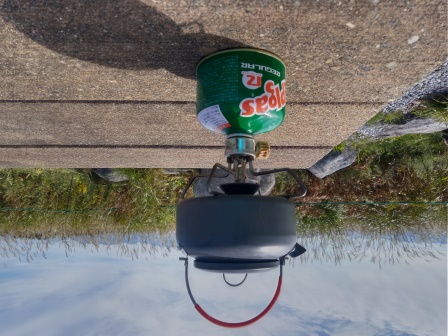 10:35　湯を沸かし、コーヒーを淹れ、菓子パンを炙って、高原喫茶