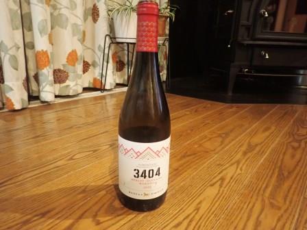 ピレネー山脈トレッキングの折に買った赤ワインを飲み干す、3404ｍは最高峰アネト山の標高