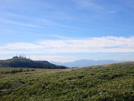 13:00　牛臥山の登山路より、王ヶ頭と北アルプス