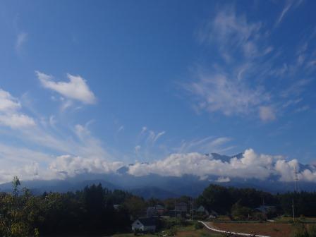 本日10月11日（金）　朝、鳳凰三山にかかる秋空