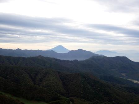 9:12　飯盛山山頂より、曲岳、富士山、茅ヶ岳、金ヶ岳