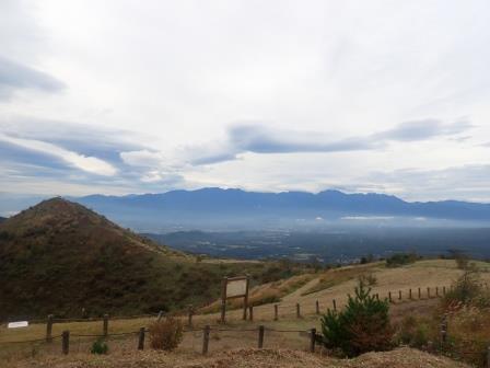 9:28　大盛山山頂より、飯盛山と南アルプスの間ノ岳、北岳、甲斐駒ヶ岳