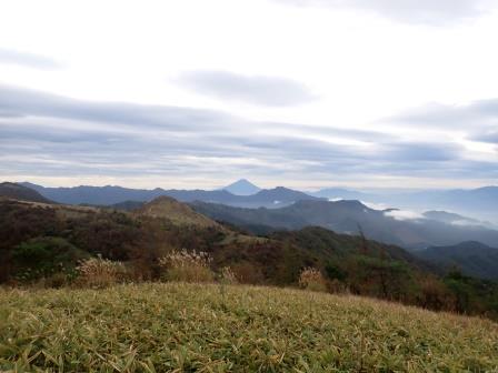 10:12　平沢山山頂より、飯盛山と曲岳、富士山、茅ヶ岳、金ヶ岳