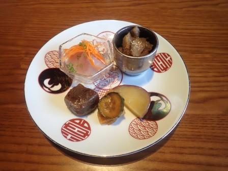 昼食　小淵沢町　PAUSE<br/>　前菜1　ヒラマサのマリネ、滝野川牛蒡、サツマイモ、きゅうりの漬物、コンニャク