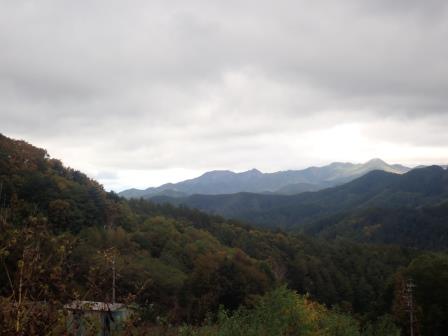 13:48　車窓より山並みが見えたので、途中下車 