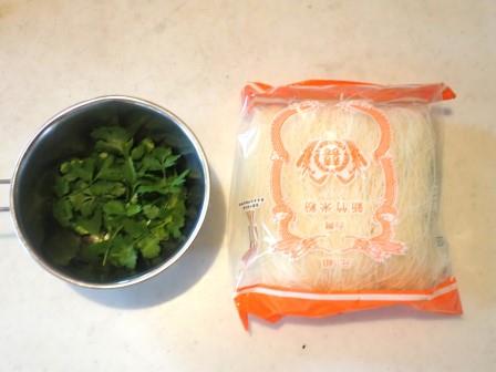 昼のビーフン用にパクチーを収穫