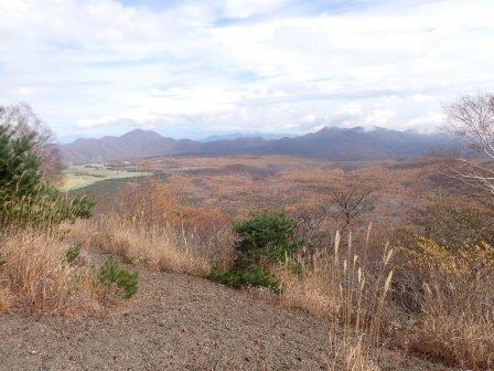 11:43　小浅間山東峰山頂より　左、浅間隠山、右、鼻曲山。眼下に牧場と軽井沢高原