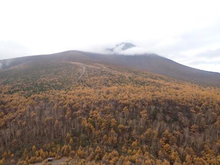 12:33　小浅間山西峰山頂より　やっと雲が一部晴れて、浅間山山頂部が見えて来た