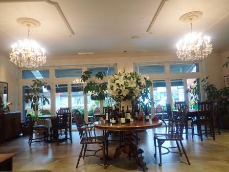 遅い昼食の前に、バーでフリードリンクのスパークリングワインを一杯