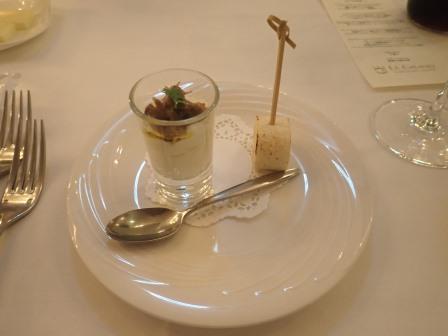 午後7時よりホテルにて夕食、アミューズ 