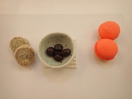 小菓子　クッキー、チョコ干し葡萄、マカロン