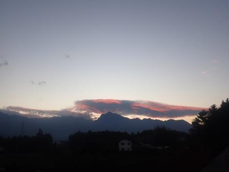 午後4時50分頃、甲斐駒ヶ岳に覆いかぶさるように臙脂に染まる抹香鯨の様な雲