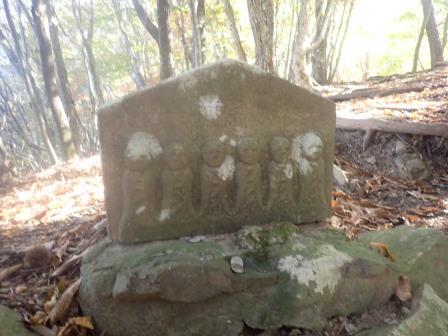 9:33　西肩峠の六地蔵