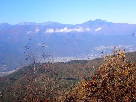 9:53　蛾ヶ岳山頂より、南アルプスの農鳥岳、間ノ岳、北岳、甲斐駒ヶ岳と四尾連湖