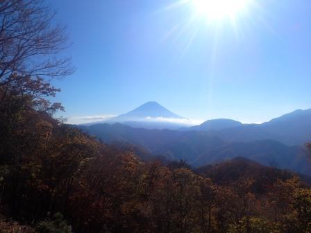9:56　蛾ヶ岳山頂より、富士山