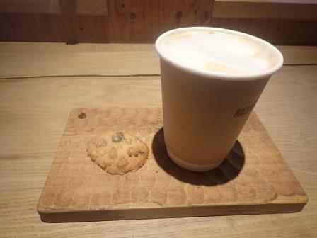 11:42　クッキー１枚が付いたカフェラテ