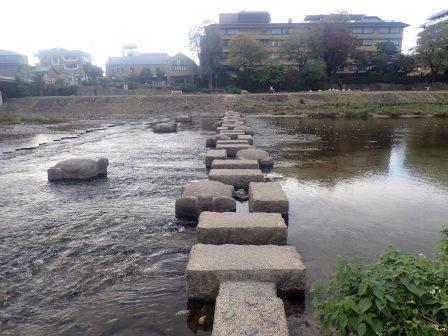 15:08　鴨川荒神橋の袂に亀があしらわれた飛び石