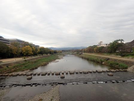 15:11　荒神橋から飛び石と北方面を望む