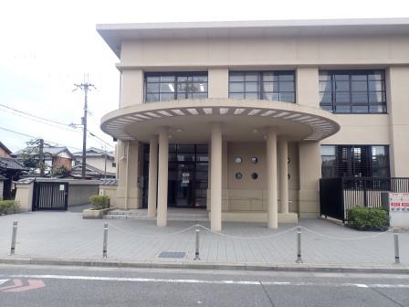 15:17　鴨沂高校のモダンな校舎