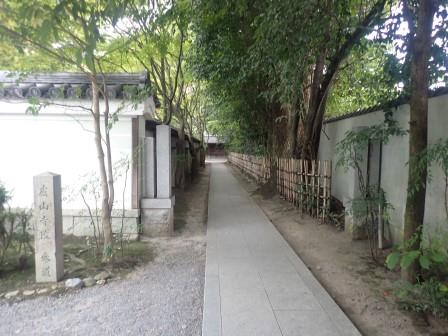 15:26　紫式部の邸宅址にある蘆山寺の慶光天皇陵参道