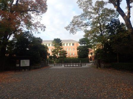 15:49　御所、今出川通りとその向こうにあるレンガ色の同志社女子大学の校舎