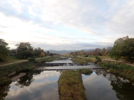 16:01　葵橋より鴨川北方面の眺め、水面に空と雲