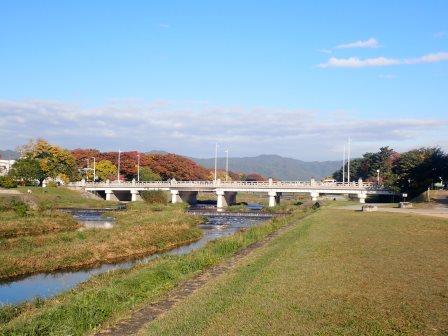 21日（木）　8:15　帰途、地下鉄北大路駅に向かう、南側からの鴨川北大路橋の眺め