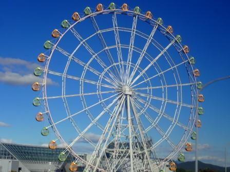 11:52　車窓より、淡水魚水族館「アクア・トトぎふ」の観覧車