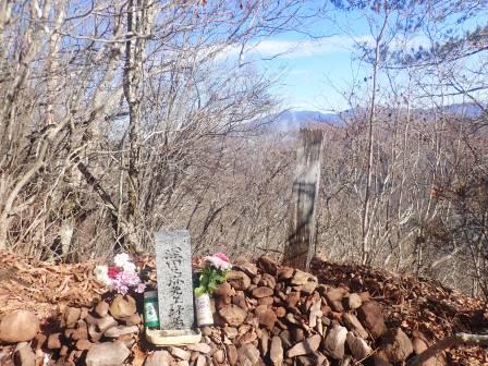 10:41　深田久弥先生終焉の地の石碑、花と酒が手向けられていた、その先には瑞牆山と金峰山