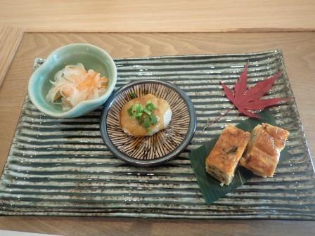 昼食　韮崎市穂坂町　あい山<br/>一皿目は「大根と人参のなます、蓮根つくね照り焼きソース、擬製豆腐（ぎせいどうふ）」