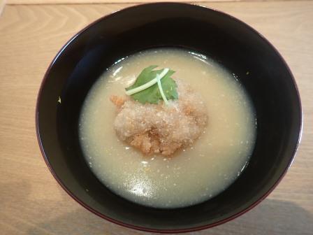 二皿目は「里芋饅頭の白みそ仕立て（海老入り）」、熱々