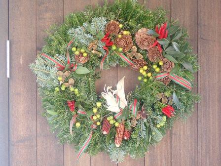 今年も店舗玄関用のクリスマスリースを作っていただきました、感謝