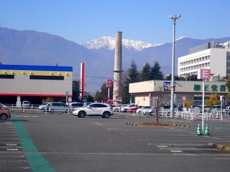 イオンタウン山梨中央店より、唐松岳と間ノ岳、煙突は山梨大学医学部付属病院のものと思われる