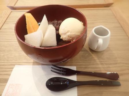 上さんが頼んだデザート「季節の果物とお茶の寒天」