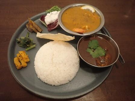 昼食　北杜市大泉　カレー屋サーカス　シュリンプカレーにチキンカレーを追加