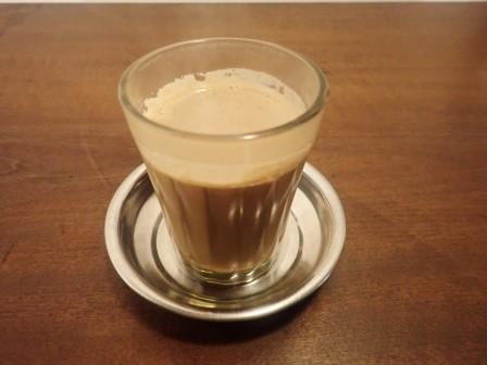 食後は小さなホットチャイを追加して、少し物思いにふけった