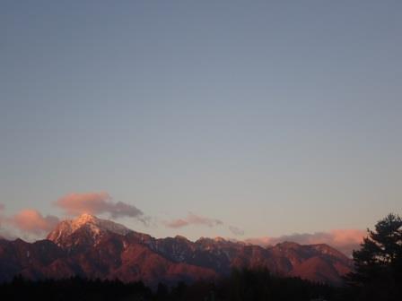朝6:55　日の出前、甲斐駒ヶ岳にモルゲンロート