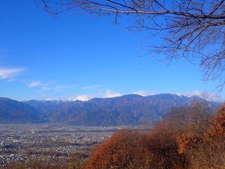 9:08　山梨県甲府市武田の杜・健康の森サービスセンター駐車場より<br/>白根三山、鳳凰三山、甲斐駒ヶ岳